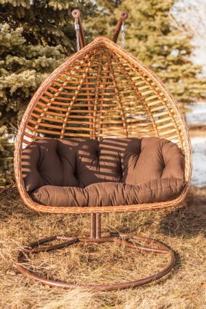 плетеные качели ротангом на улице