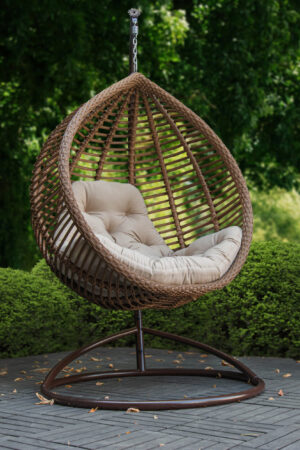 Кресло подвесное в саду