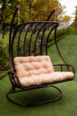 подвесные качели для двоих на стойке в интерьер