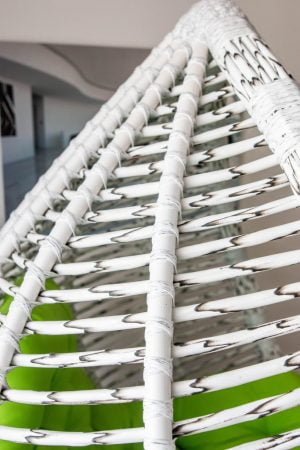 красивый ротанг берёза на подвесном кресле