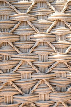 узорчатое плетение текстиленовой тканью на мебели для улицы