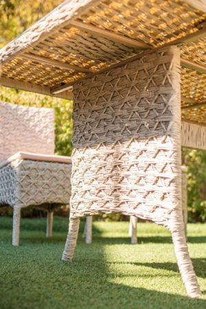 заплетённый металлический стол из ткани текстилен