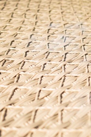 текстиленовая нить в плетении на металлическом кухонном столе