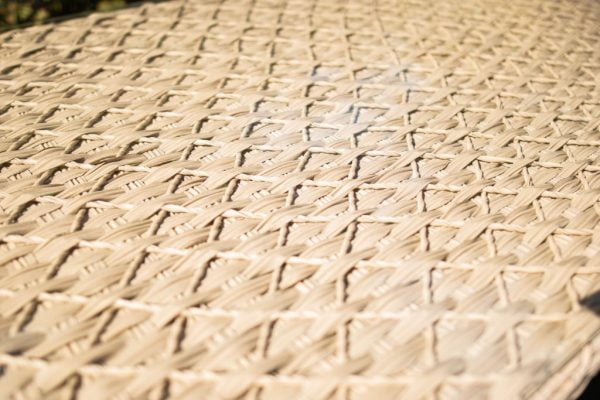 текстиленовая нить в плетении на металлическом кухонном столе