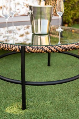 маленький круглый столик со стеклом