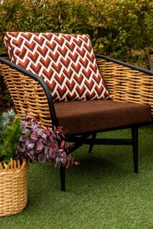 кресло изх метала и ротанга на ножках современный декор