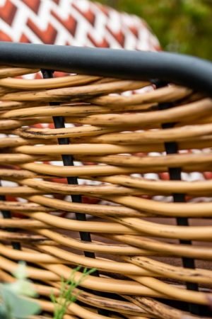 ручное плетение искусствыенным ротангом на мебели лофт прованс