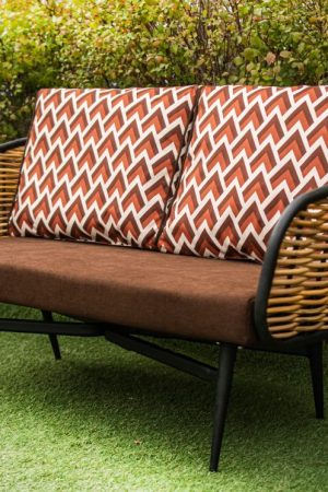 небольшой диван для балкона или сада