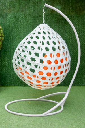 білий кокон качалка з помаранчевою подушкою