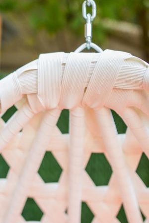 крісло качалка з білого ротангу