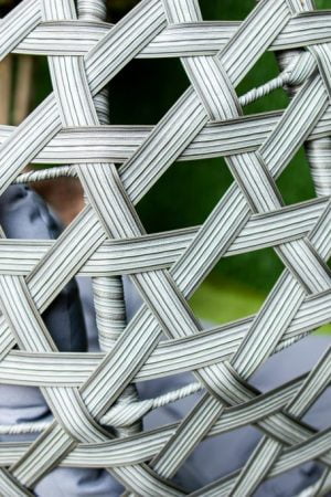 підвісне крісло з сірим ротангом