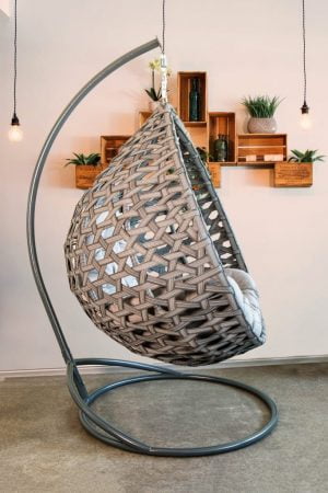кокон кресло подвесное колибри премиум серое на стойке в квартире
