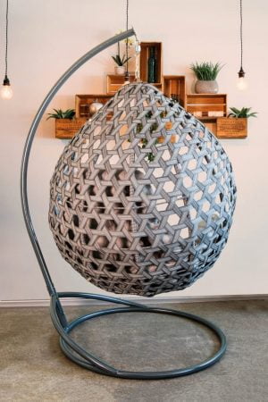 серое плетение широким искусственным ротангом