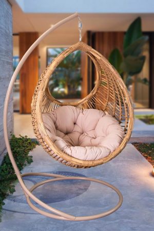 кресло-кокон подвесное во дворе