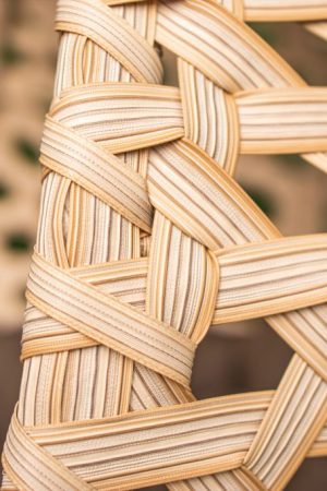 гойдалка плетена бежевим ротангом