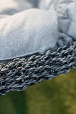 нити из ротанга на подвесном кресле