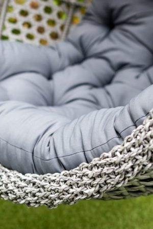 кресла коконы из текстиленовой нити и ротанга