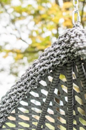 нитти текстилен на подвесных креслах коконах