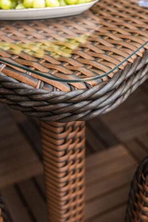 плетені мебліз коричневого ротангу