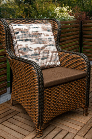 плетені меблі з коричневого штучного ротангу