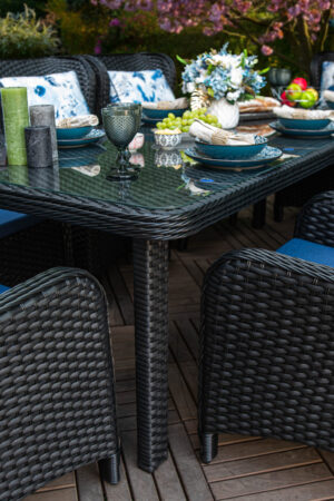 плетені меблі з чорного штучного ротангу