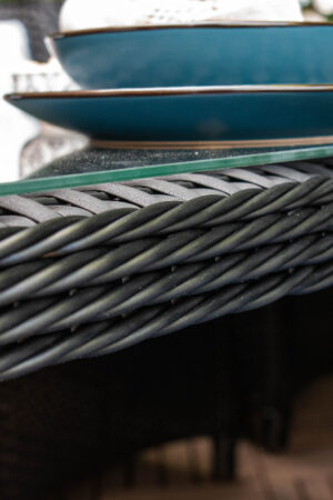 плетені меблі з чорного ротангу