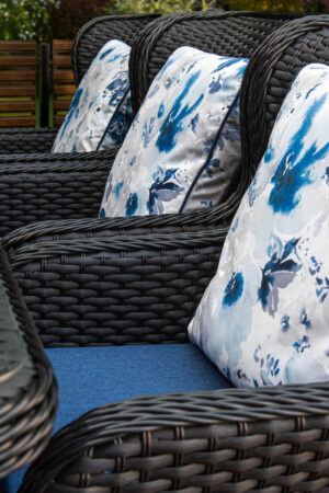 меблі з чорного штучного ротангу