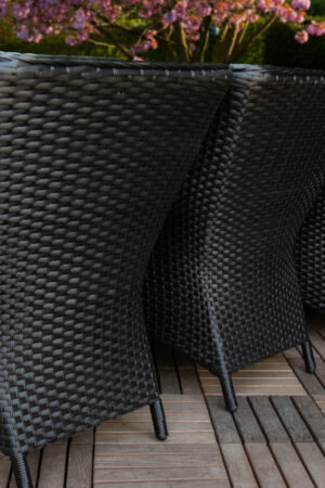 меблі з чорного ротангу