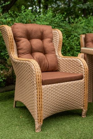 кресло с подлокотниками из ротанга