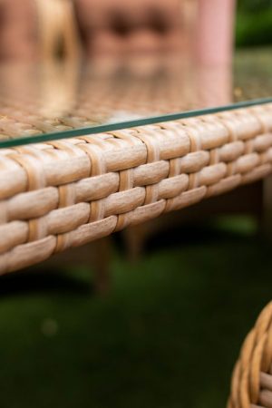 плетение ротангом на уличной мебели