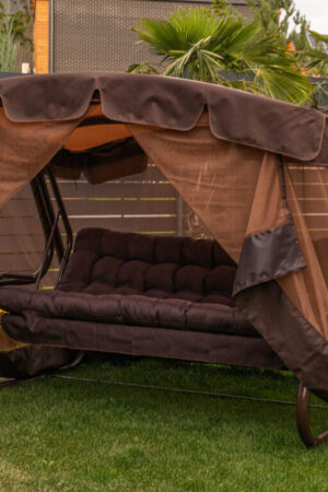 Качели в коричневом цвете садовые уличные