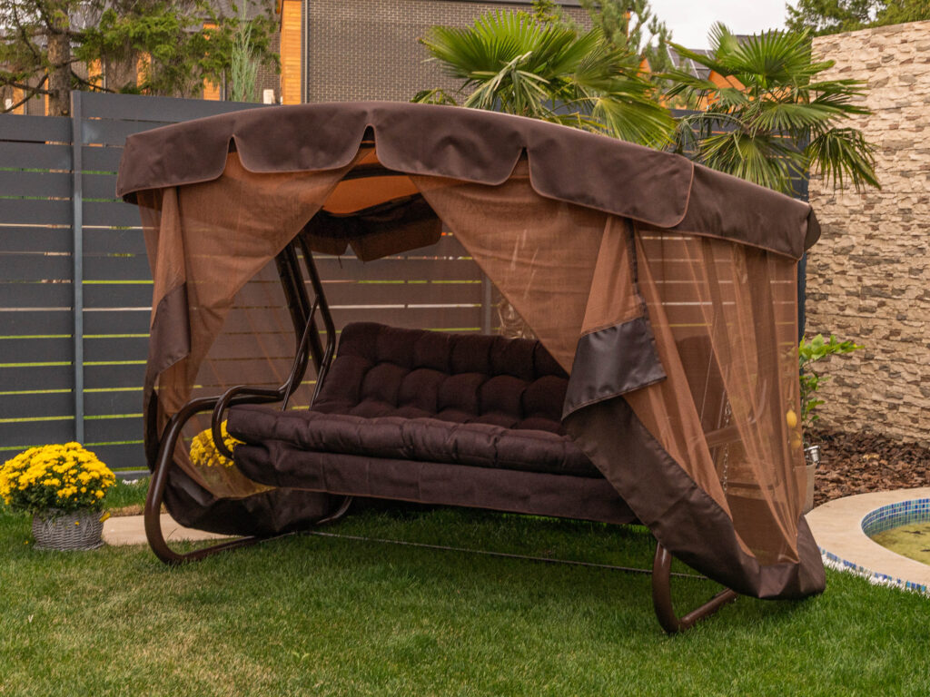 Качели в коричневом цвете садовые уличные