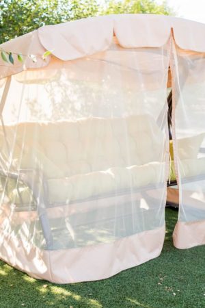 качеля дачная с крышей и москитной