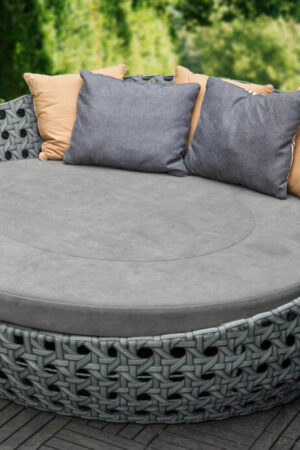 кровать круглая для улицы из серого ротанга