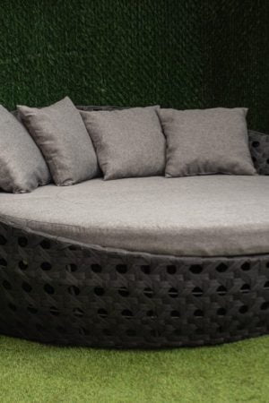 Круглая кровать возле бассейна