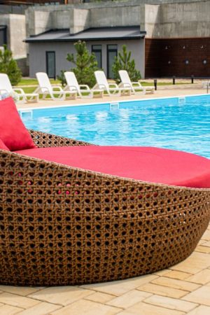 уличная кровать с круглым матрасом