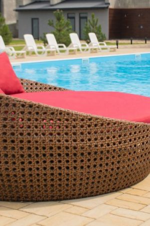 круглая кровать возле бассейна