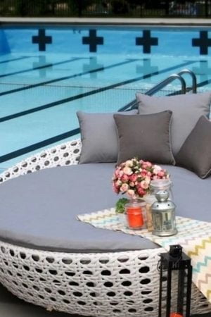 круглый плетёный лежак шезлонг для бассейна из ротанга