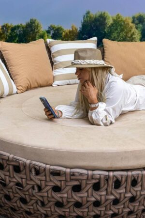 Премиум шезлонг круглый плетеный из ротанга