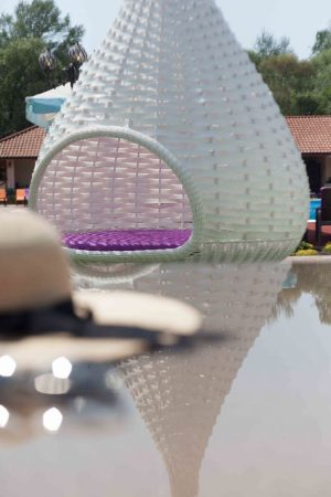 бунгало из белого ротанга