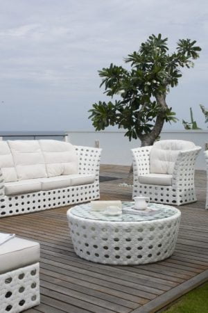 набор белой красивой мебели из ротанга