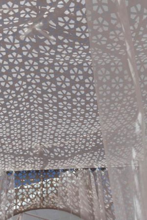 плетёный лежак с крышей для бассейна