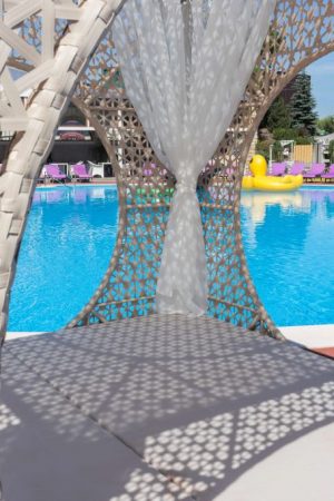 плетёная мебель для бассейна