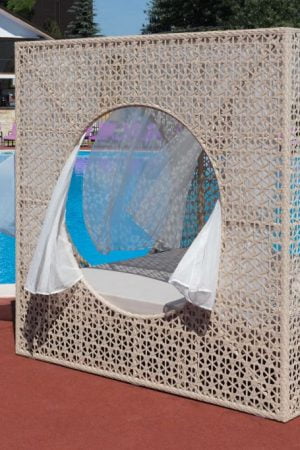 кровать для отдыха у бассейна