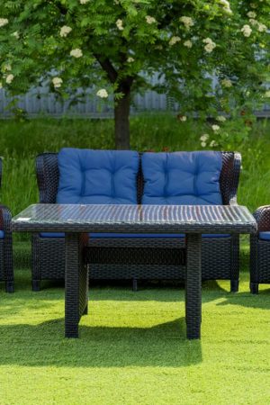 набір плетених вуличних меблів