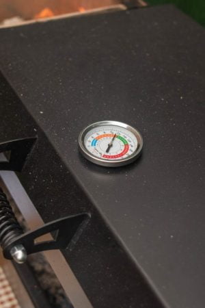 тэрмо датчик на гриле садовом