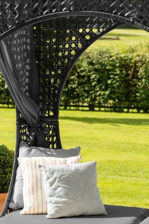 кровать с крышей уличная