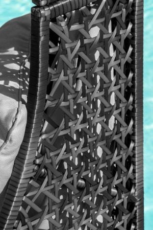 ротанг искусственный на уличном бунгало кровате