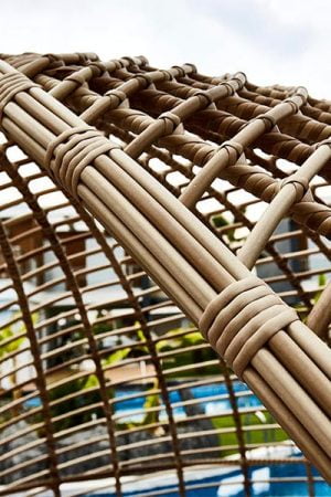 искусственный ротанг на уличной беседке