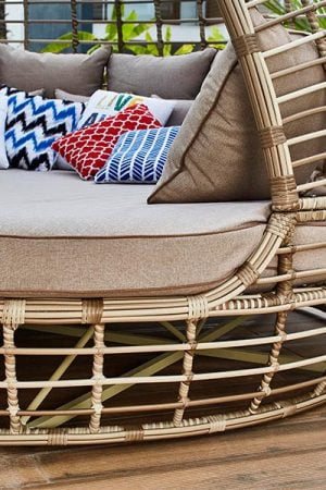 ротанг на садовой беседке